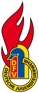 Logo der Deutschen Jugendfeuerwehr, in den Farben rot, gelb und blau. Es besteht aus einer stilisierten Flamme und einem altmodischen Feuerwehrhelm im Vordergrund.